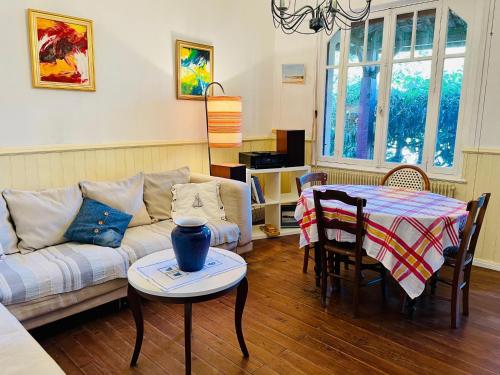 Et opholdsområde på Charmante maison authentique, proche bassin