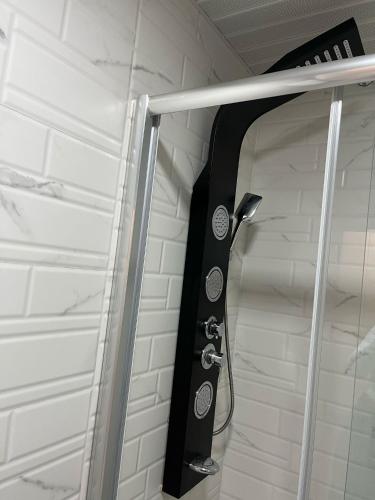 una cabina doccia con soffione in un bagno di Apartment a Skopje