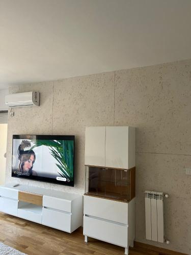 un soggiorno con una TV a schermo piatto su una parete di Apartment a Skopje