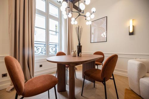 une salle à manger avec une table et des chaises dans l'établissement Appartement de luxe d'une chambre près du Louvre II, à Paris