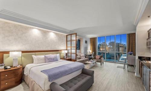 Un dormitorio con una cama grande y una sala de estar. en The Jest's Retreat at MGM Signature Tower 3, en Las Vegas