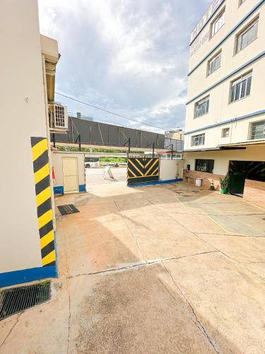 an empty parking lot in front of a building at Hotel Brasil Anápolis Goiás in Anápolis