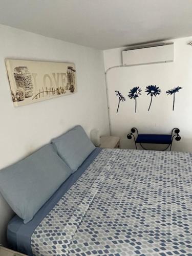 a bedroom with a bed with a blue bedspread at La casa de Elisabeth in Nerja