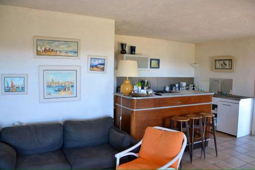 un salon avec un canapé et une cuisine dans l'établissement Villa avec grande terrasse vue mer, à Sainte-Maxime
