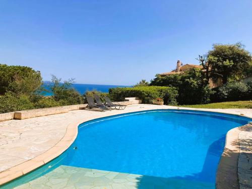 Villa avec grande terrasse vue mer