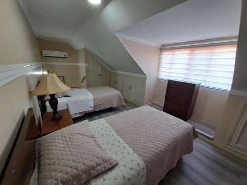 Ένα ή περισσότερα κρεβάτια σε δωμάτιο στο Hermosa casa de lujo en Condiminio Montibello Zona Av Pirai 4to anillo