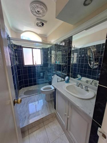 Ένα μπάνιο στο Hermosa casa de lujo en Condiminio Montibello Zona Av Pirai 4to anillo