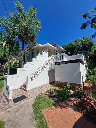 Hermosa casa de lujo en Condominio Montibello Zona Av Pirai 4to anillo