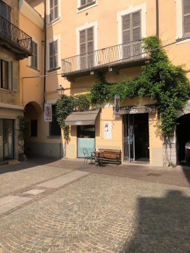 an empty street in front of a building at La Ballerina Bianca - romantica vista lago in Bellano