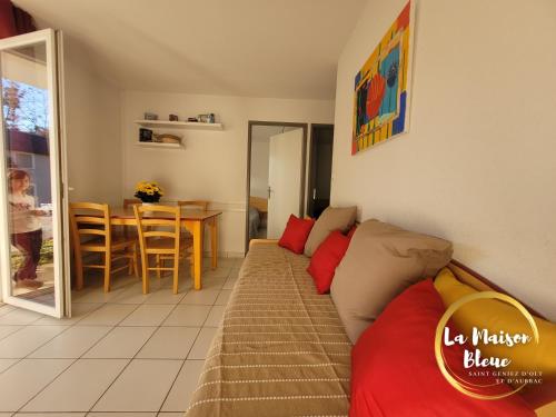 Χώρος καθιστικού στο La Maison Bleue, village vacances, piscine, parking