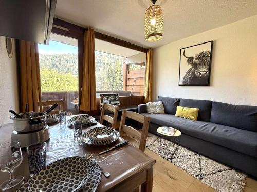 un salon avec un canapé bleu et une table dans l'établissement Charmant studio à Crest-Voland, 4 pers., proche pistes, balcon, parking privé - FR-1-595-59, à Crest-Voland