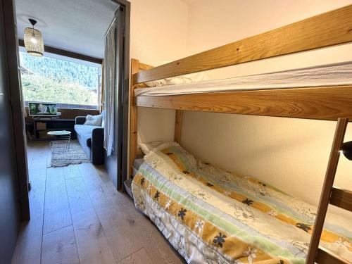 Cet appartement comprend une chambre avec deux lits superposés et un salon. dans l'établissement Charmant studio à Crest-Voland, 4 pers., proche pistes, balcon, parking privé - FR-1-595-59, à Crest-Voland