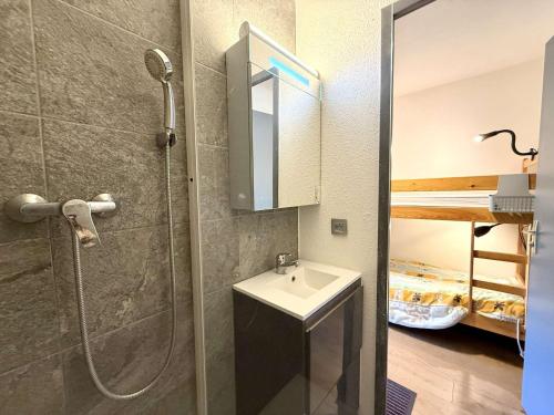 une salle de bain avec un lavabo et une douche dans l'établissement Charmant studio à Crest-Voland, 4 pers., proche pistes, balcon, parking privé - FR-1-595-59, à Crest-Voland