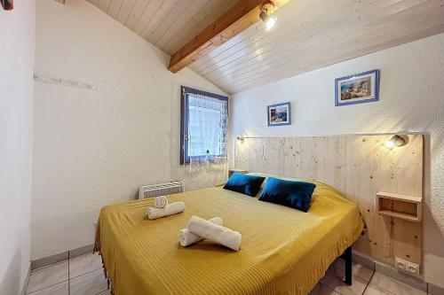 - une chambre avec un lit jaune et 2 serviettes dans l'établissement Magnificent apartment - near the beach, à Narbonne