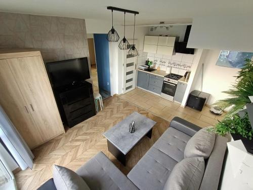 un soggiorno con un divano e un tavolo di Perfekt Place a Oświęcim
