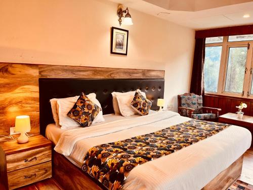 Un ou plusieurs lits dans un hébergement de l'établissement Hotel Outtown Manali - #near mall road #premium rooms #parking #lift #open terrace #cafe #guest preferred
