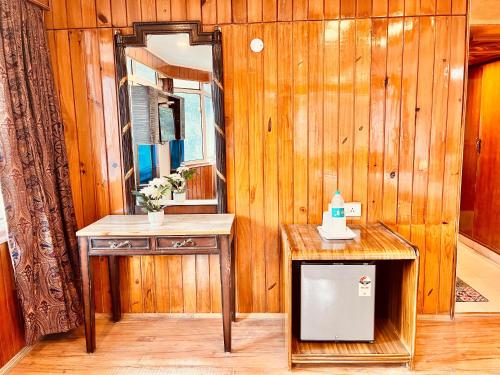 Foto sihtkohas Manāli asuva majutusasutuse Hotel Outtown Manali - #near mall road #premium rooms #parking #lift #open terrace #cafe #guest preferred galeriist