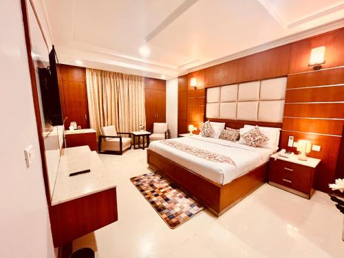 Fotografija v galeriji nastanitve Hotel Outtown Manali - #near mall road #premium rooms #parking #lift #open terrace #cafe #guest preferred v mestu Manāli