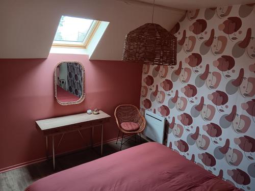 une chambre avec un lit, un lavabo et un miroir dans l'établissement Gite la pause picarde, à Franleu