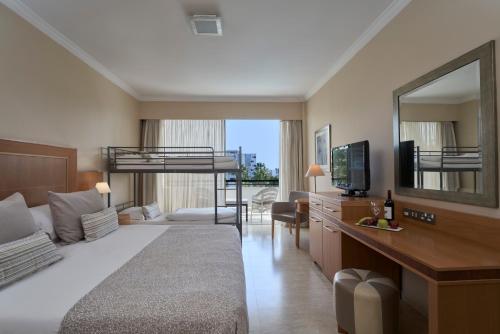 Postel nebo postele na pokoji v ubytování Atlantica Oasis Hotel