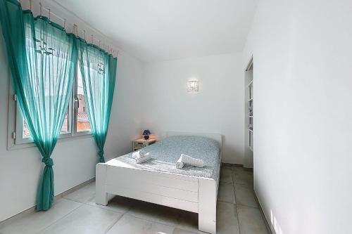 Una pequeña habitación con una cama y una ventana. en Spacious cocoon in Narbonne - with sea view, en Narbona