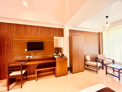 Fotografija v galeriji nastanitve Hotel Outtown Manali - #near mall road #premium rooms #parking #lift #open terrace #cafe #guest preferred v mestu Manāli