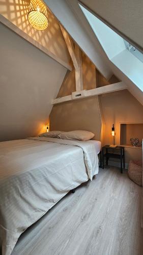 - une chambre mansardée dans l'établissement Le petit bastion - T2 - Wi-Fi, à Montluçon