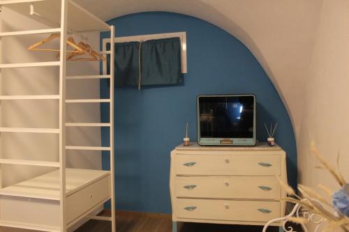 TV a/nebo společenská místnost v ubytování Le Segrete del pozzo Vintage Room