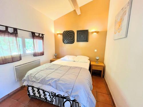 une petite chambre avec un lit et une fenêtre dans l'établissement La Villa De Port-Miou, à Cassis