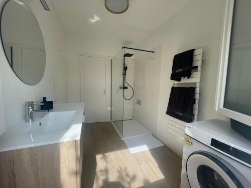 a bathroom with a shower and a sink and a mirror at Maison au calme rénovée plain-pied, hyper centre ville Perros in Perros-Guirec