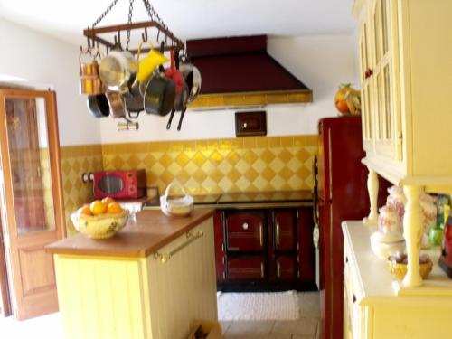 uma cozinha com um balcão com uma taça de fruta em Riverside House em Dornes