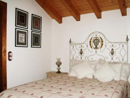 een slaapkamer met een wit bed met een metalen hoofdeinde bij Riverside House in Dornes