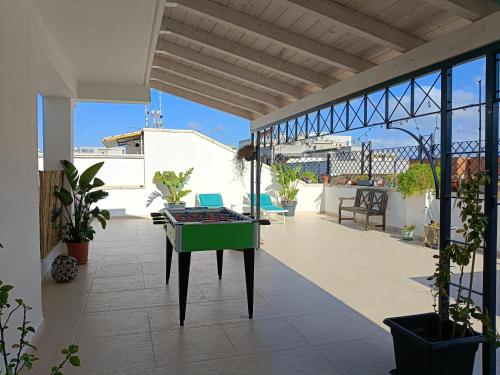 een balkon met een tafeltennistafel op een dak bij Terrazza 44 in Lecce