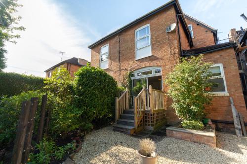 une maison en briques avec un escalier devant dans l'établissement RUBY Delightful Suite Moseley Mews, Birmingham By STAE-Homes, à Birmingham