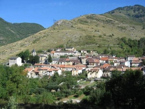une petite ville sur une colline avec des maisons dans l'établissement maison familiale en montagne près d'Ax les thermes, à Caussou