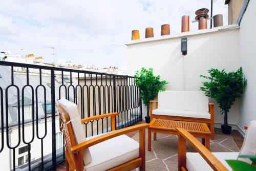 Stylish Triplex with Amazing Terrace near Louvre