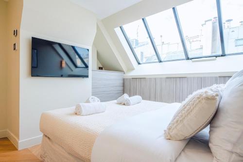 Stylish Triplex with Amazing Terrace near Louvre
