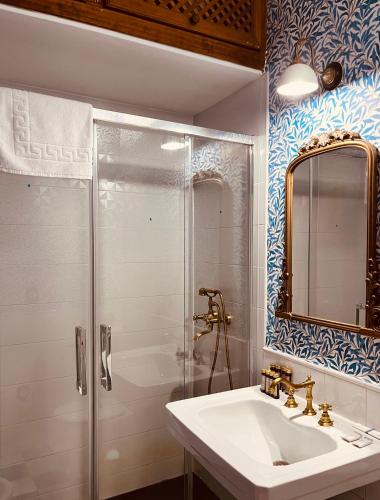 a bathroom with a sink and a shower at La Cuestecilla in Hervás