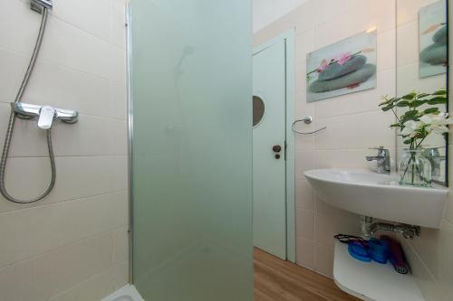 Ένα μπάνιο στο Beachline Apartment in Praia da Luz