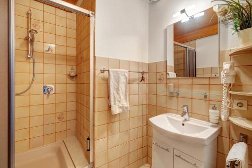 a bathroom with a sink and a shower at Ferienwohnung Karin in Schonach