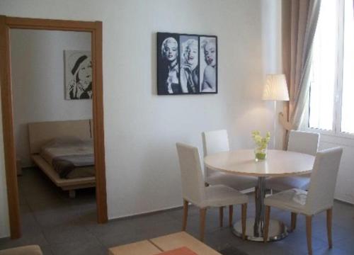 une salle à manger avec une table, des chaises et un miroir dans l'établissement Centre Cannes Macé, à Cannes