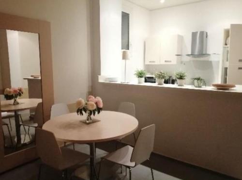 une salle à manger avec une table et des chaises et une cuisine dans l'établissement Centre Cannes Macé, à Cannes