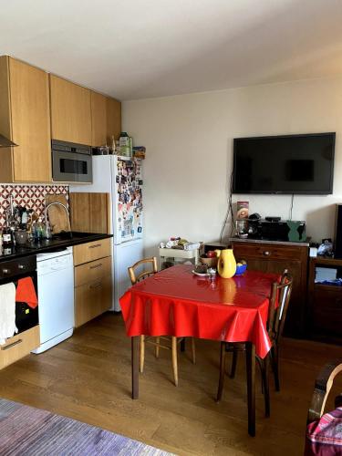 d'une cuisine avec une table et un chiffon rouge. dans l'établissement Couronnes 2 bis - CI - Apartment 55m2 Paris Couronnes with balcony, à Paris