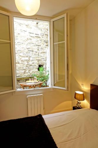 une chambre avec un lit et une fenêtre dans l'établissement Biarritz 2 pièces en hypercentre, tout à pied, à Biarritz