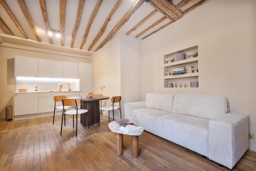 un salon avec un canapé et une table dans l'établissement Appartement lumineux Marais 2 chambres, à Paris