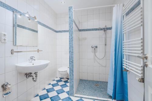 a bathroom with a sink and a toilet at Kuddels Fischerhus 2 in Börgerende-Rethwisch