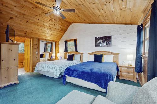 Ένα ή περισσότερα κρεβάτια σε δωμάτιο στο Pickleball & Panoramic Views