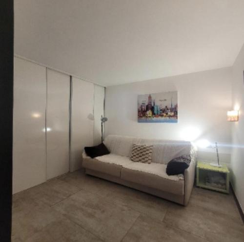 - un salon avec un canapé dans l'établissement Centre Cannes Petit Juas, à Cannes