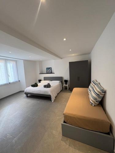 ein großes Schlafzimmer mit zwei Betten in der Unterkunft Civico25 in Levanto
