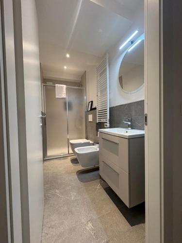 ein Badezimmer mit Waschbecken, Toilette und Spiegel in der Unterkunft Civico25 in Levanto
